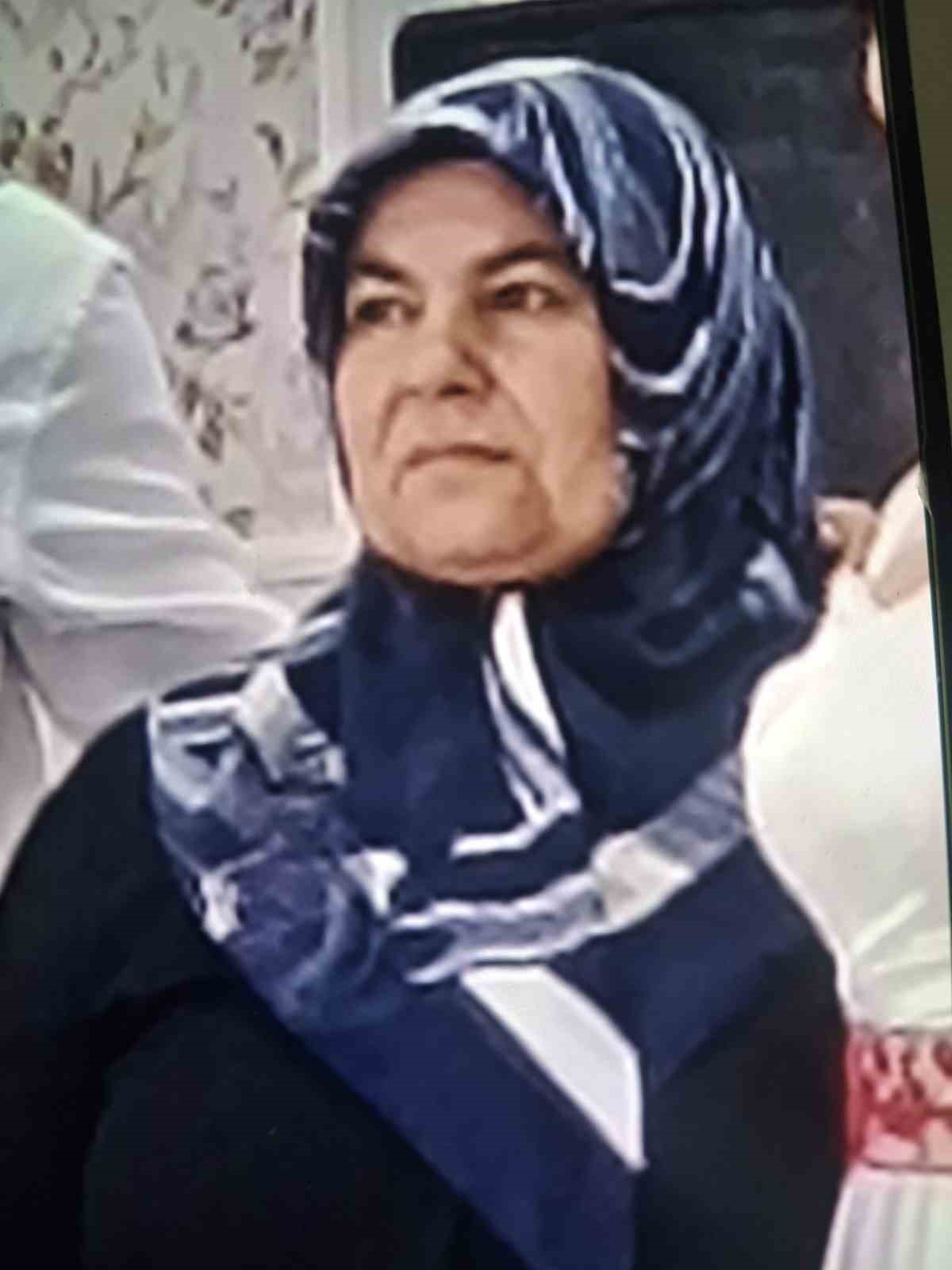 Devrilen otomobilde hayatını kaybeden kadın, memleketinde defnedildi