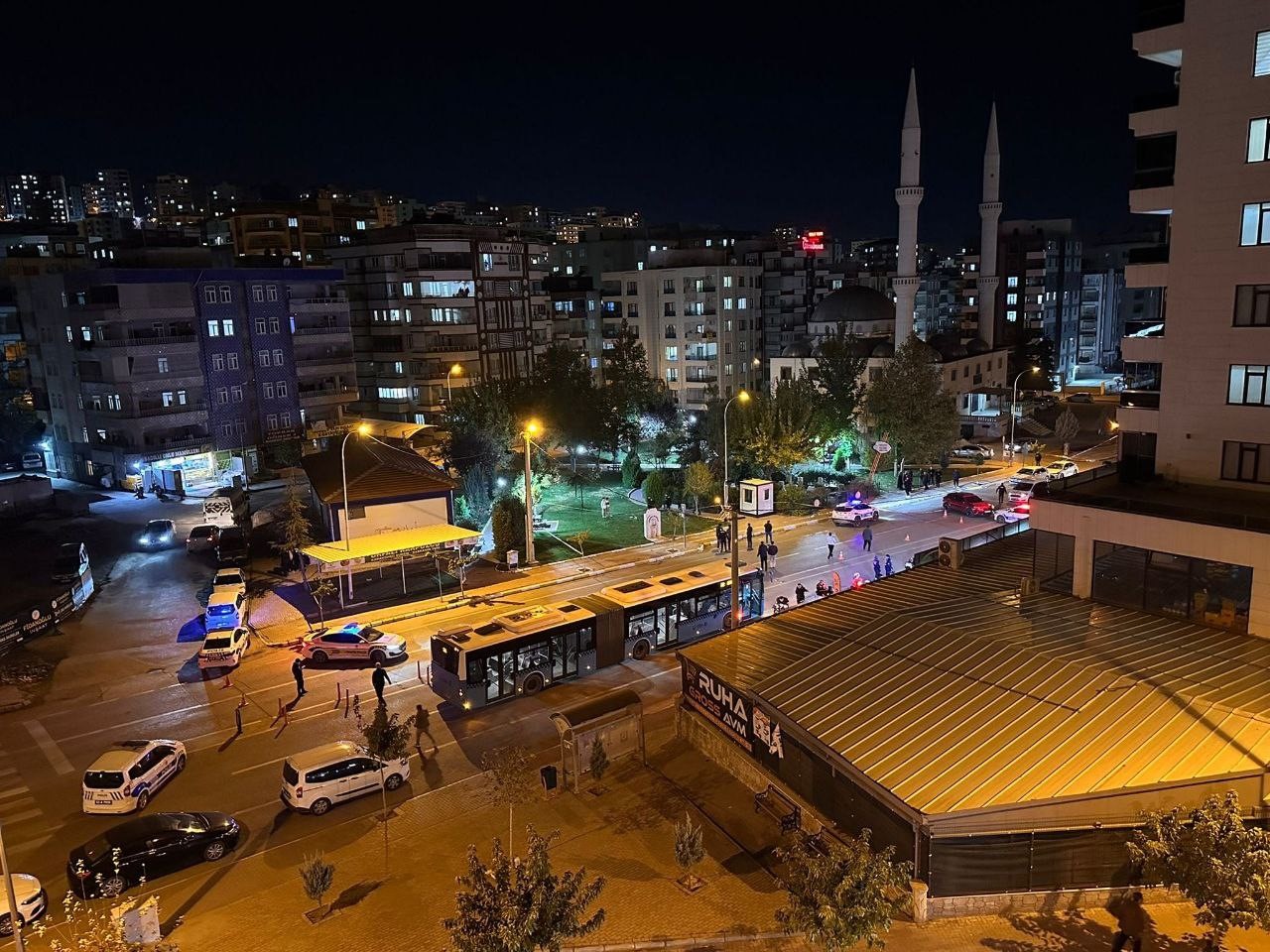 Şanlıurfa’da cadde ortasında silahlı kavga kamerada: 2 ağır yaralı