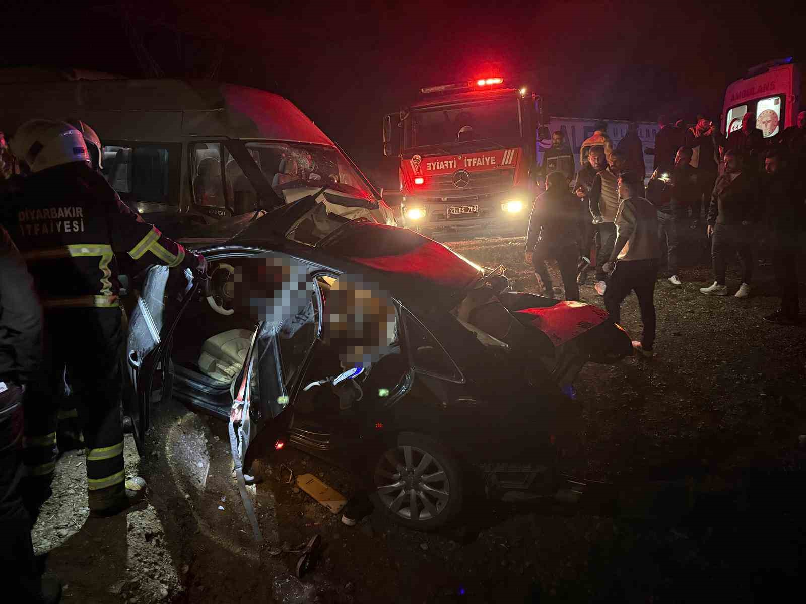 Diyarbakır’daki kazada ölen 4 kişinin cenazesi Adli Tıp Kurumu’na kaldırıldı