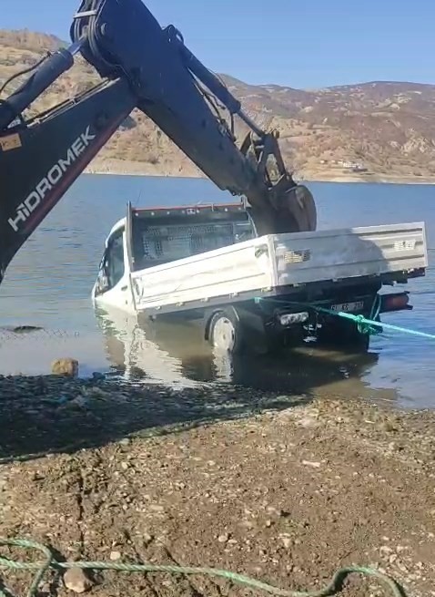 El freni açılan pikap baraja düştü: Kadın mühendis hayatını kaybetti