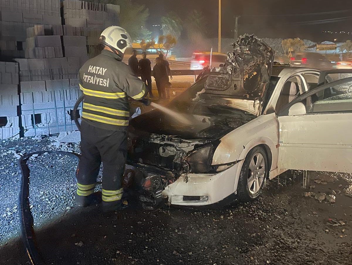 Antakya’da otomobilin motor kısmı yandı