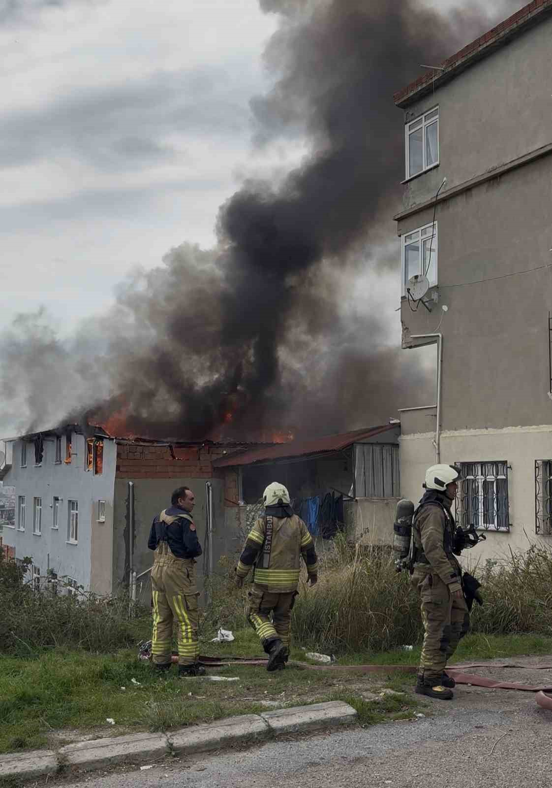 Maltepe’de binanın çatısı alev alev yandı