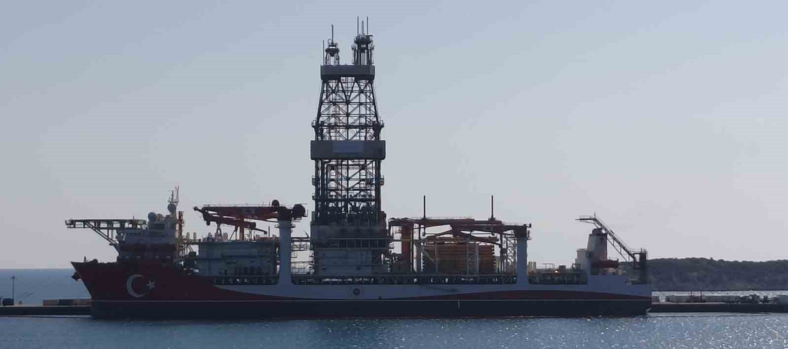 Türkiye’nin 228 metrelik denizdeki yeni gücü: Türkiye’nin rengine boyandı
