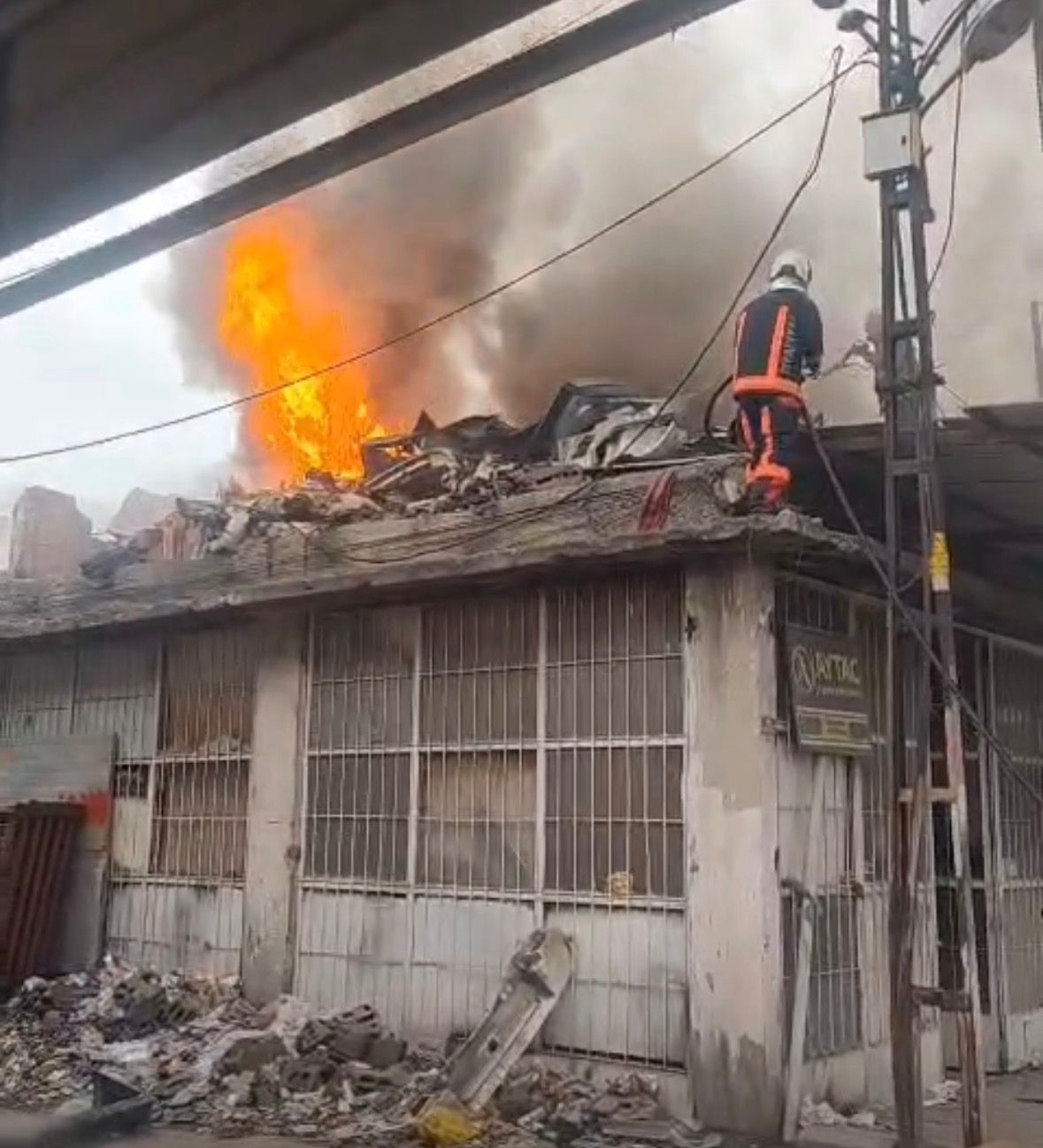 Kaporta at&ouml;lyesinde yangın
