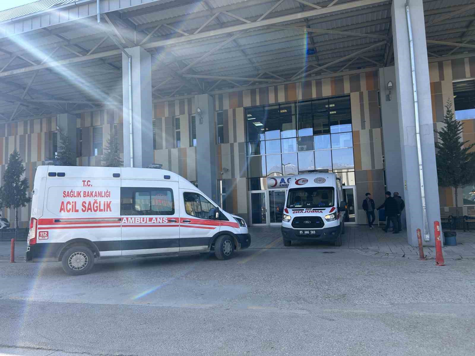 Van&rsquo;da 5 &ouml;ğrenci zehirlenme ş&uuml;phesiyle hastaneye kaldırıldı
