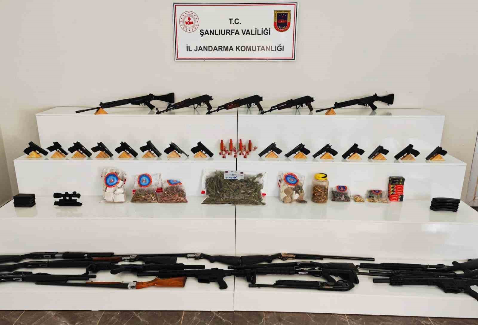 Mısır tarlasında patlayıcı madde ve silahlar ele geçirildi: 9 gözaltı