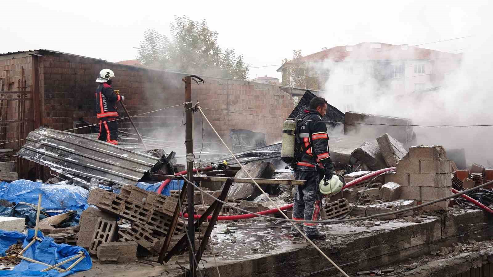 Malatya&rsquo;da sanayi sitesindeki yangın kontrol altına alındı
