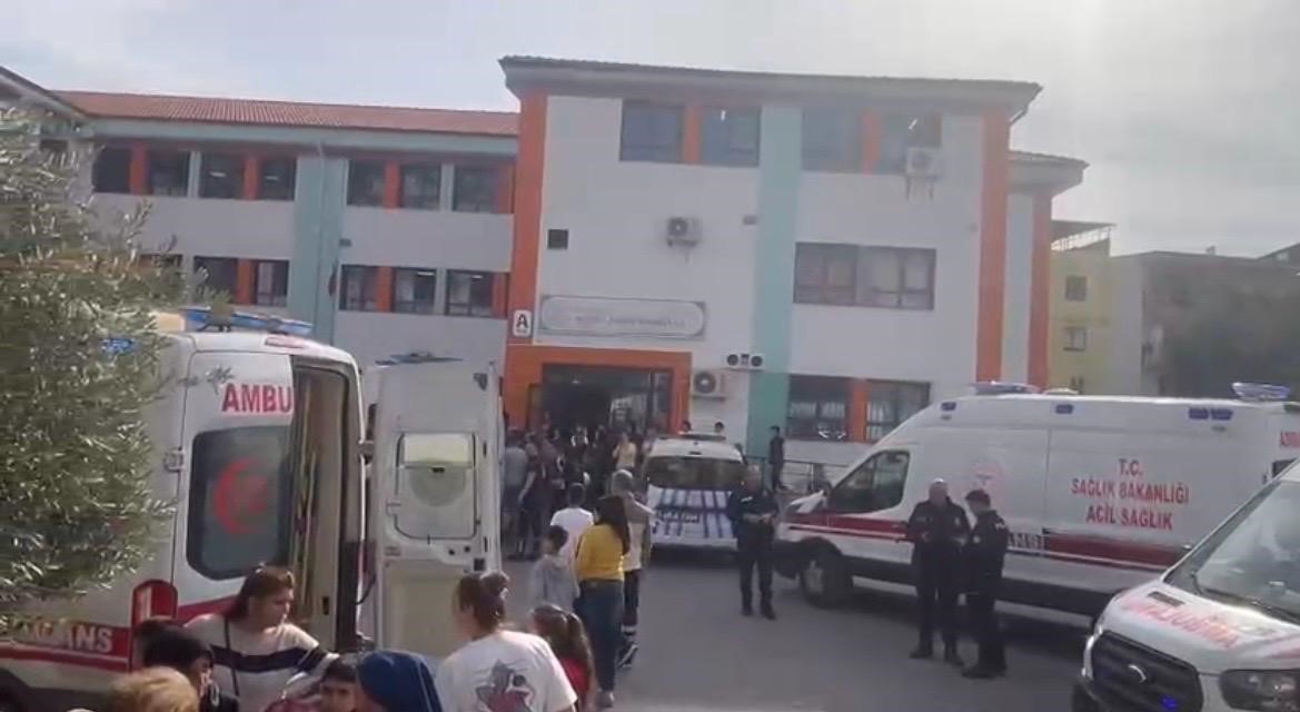 Sınıfın içinde yangın tüpü sıktılar: Çoğu öğrenci tozdan etkilendi