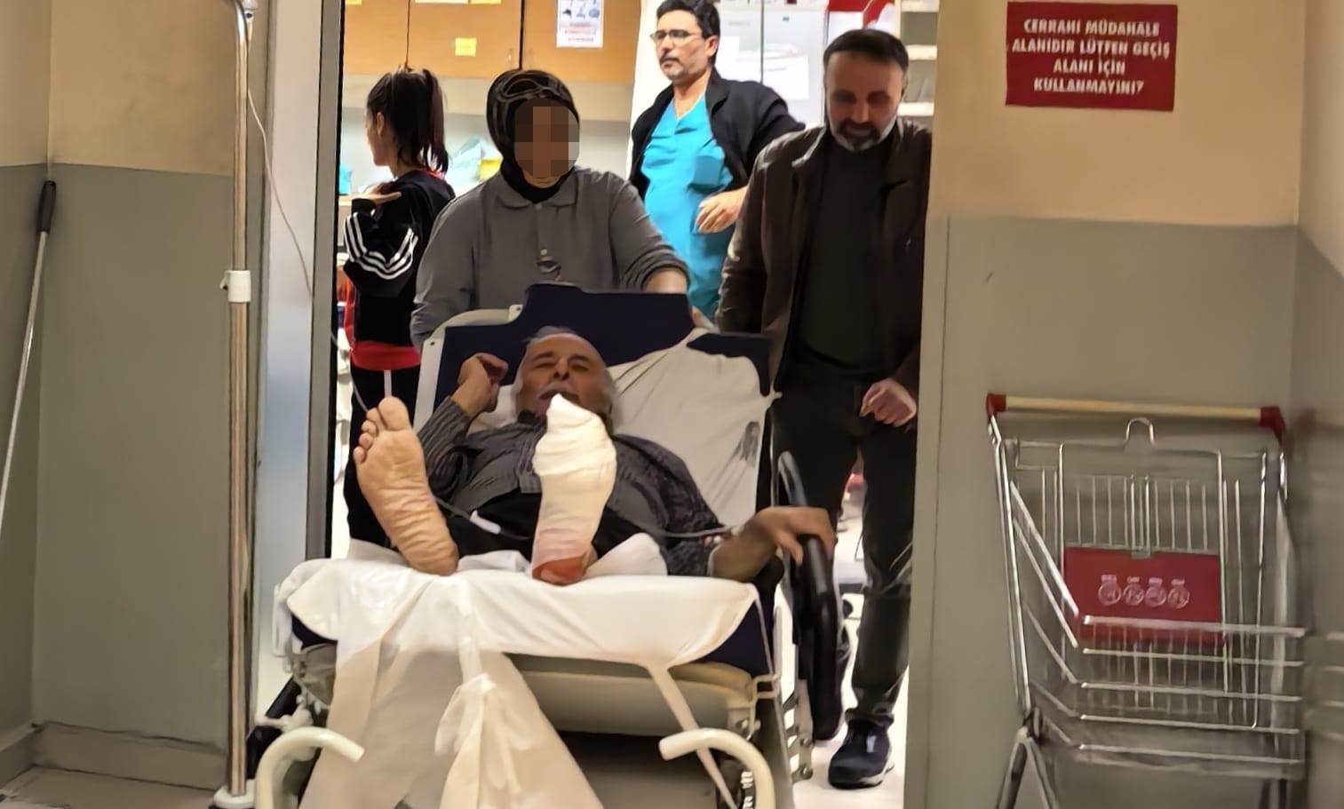 Odun kesmek isterken, ayağını kesti