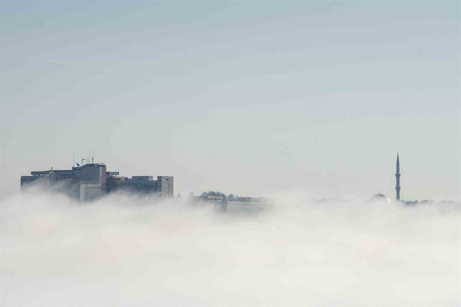 Sis denizinde kaybolan Diyarbakır&rsquo;da, minareler g&ouml;rsel ş&ouml;len sundu
