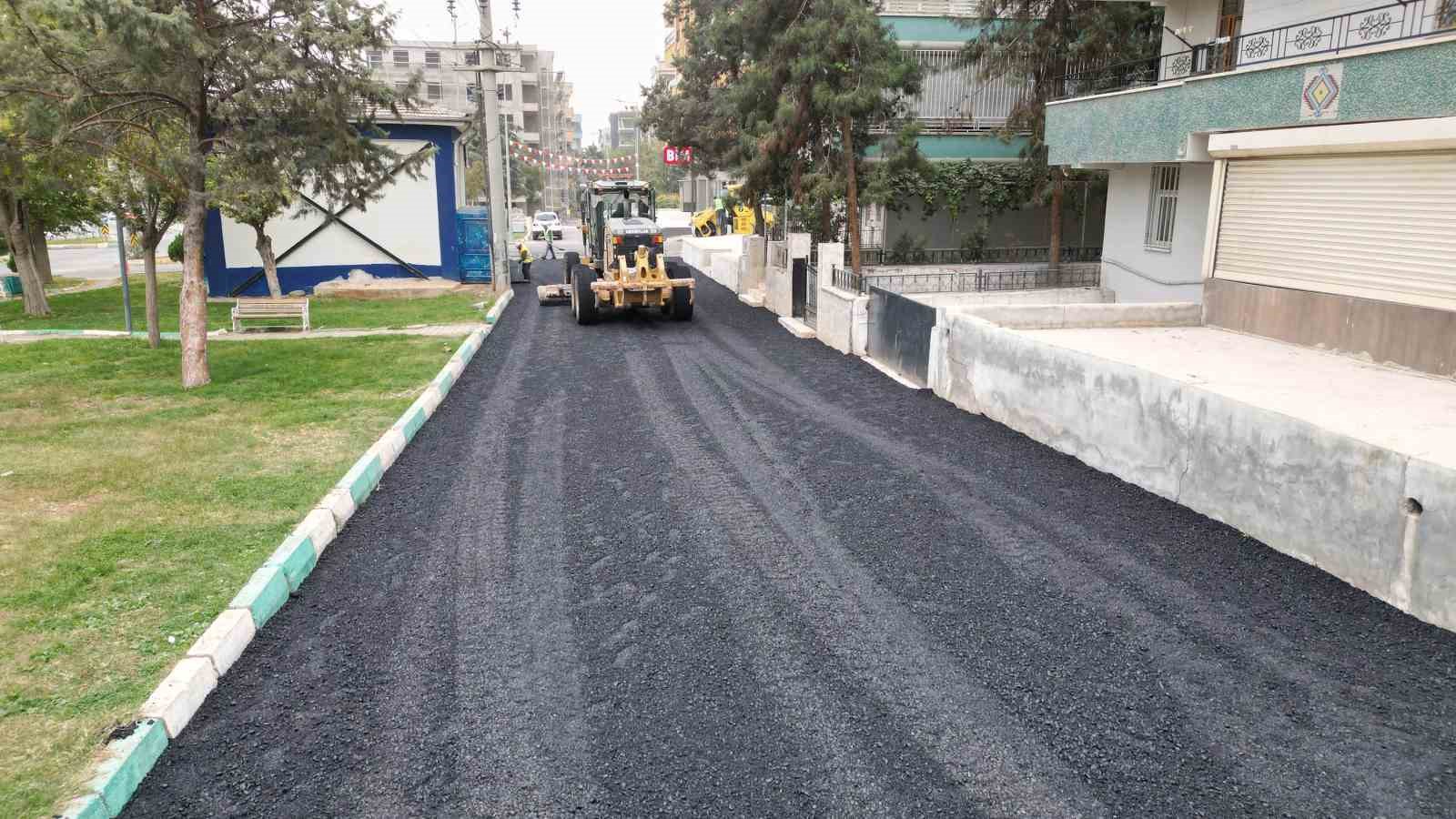 Haliliye&rsquo;deki mahallede asfalt &ccedil;alışması
