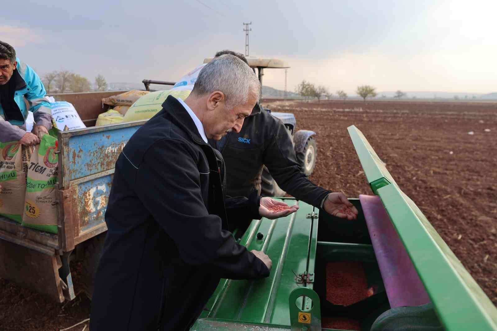 Tahmazoğlu dağıttığı tohumları &ccedil;ift&ccedil;ilerle ekti
