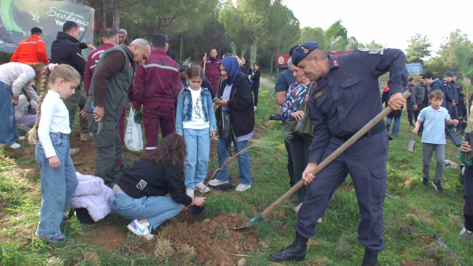 Burhaniye&rsquo;de 400 fidan toprakla buluştu
