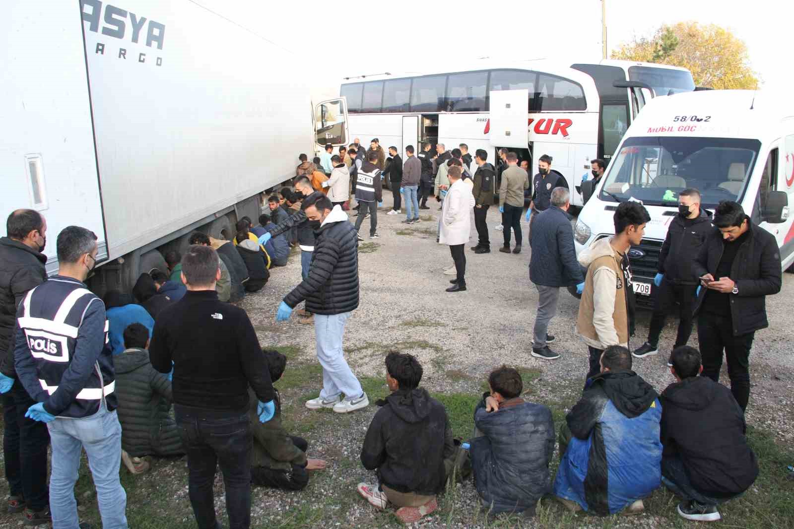 Tırın dorsesinde 28 kaçak göçmen bulundu
