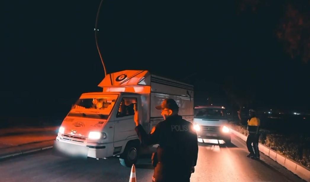 Vali Toros&rsquo;un katılımıyla Tarsus&rsquo;taki huzur uygulamalarında silah ve uyuşturucu ele ge&ccedil;irildi
