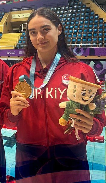 MCBÜ öğrencisi Toker, milli takıma altın madalya getirdi