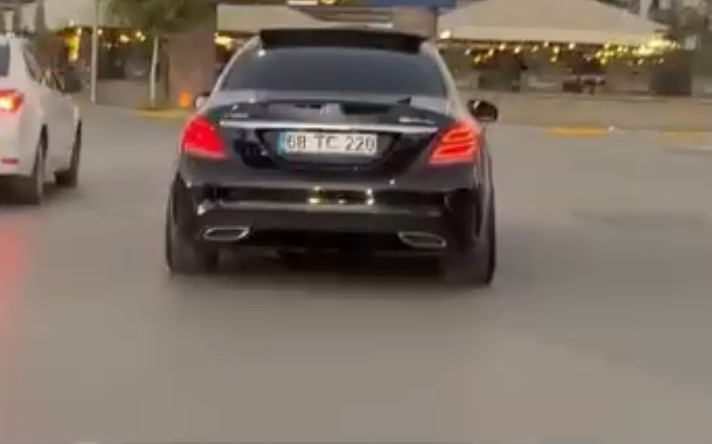 Drift atan sürücünün tehlikeli yolculuğu kamerada