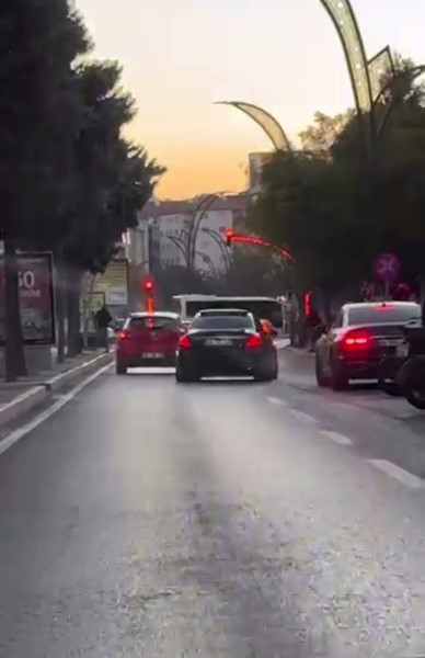 Drift atan sürücünün tehlikeli yolculuğu kamerada