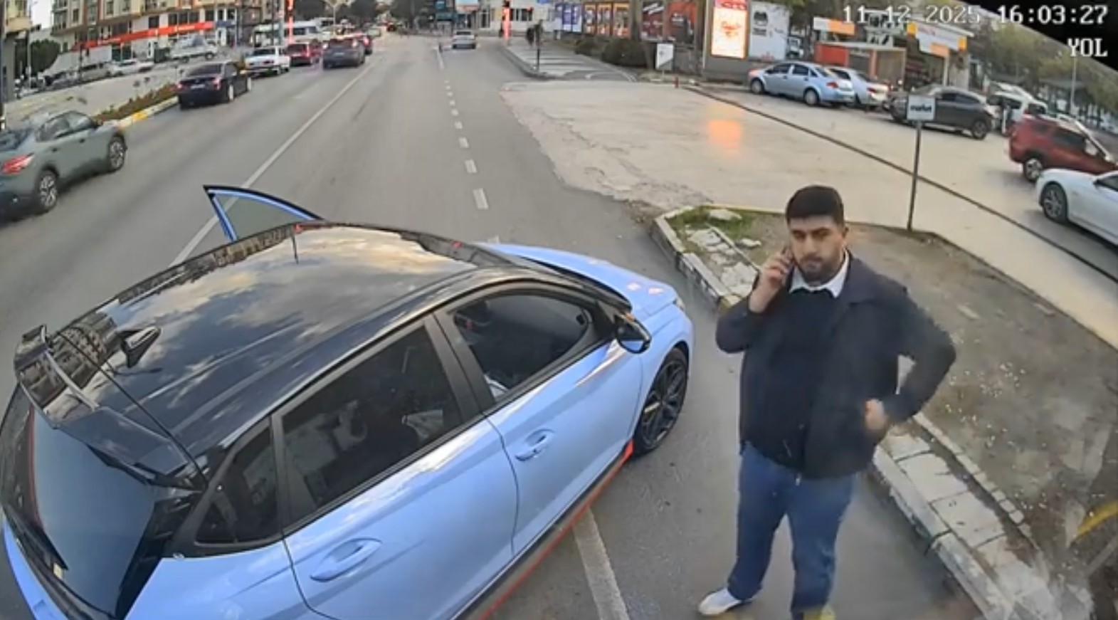 Kadın şoförün kullandığı otobüsün önünü kesen genç, "maganda" ilan edilmesine tepki gösterdi