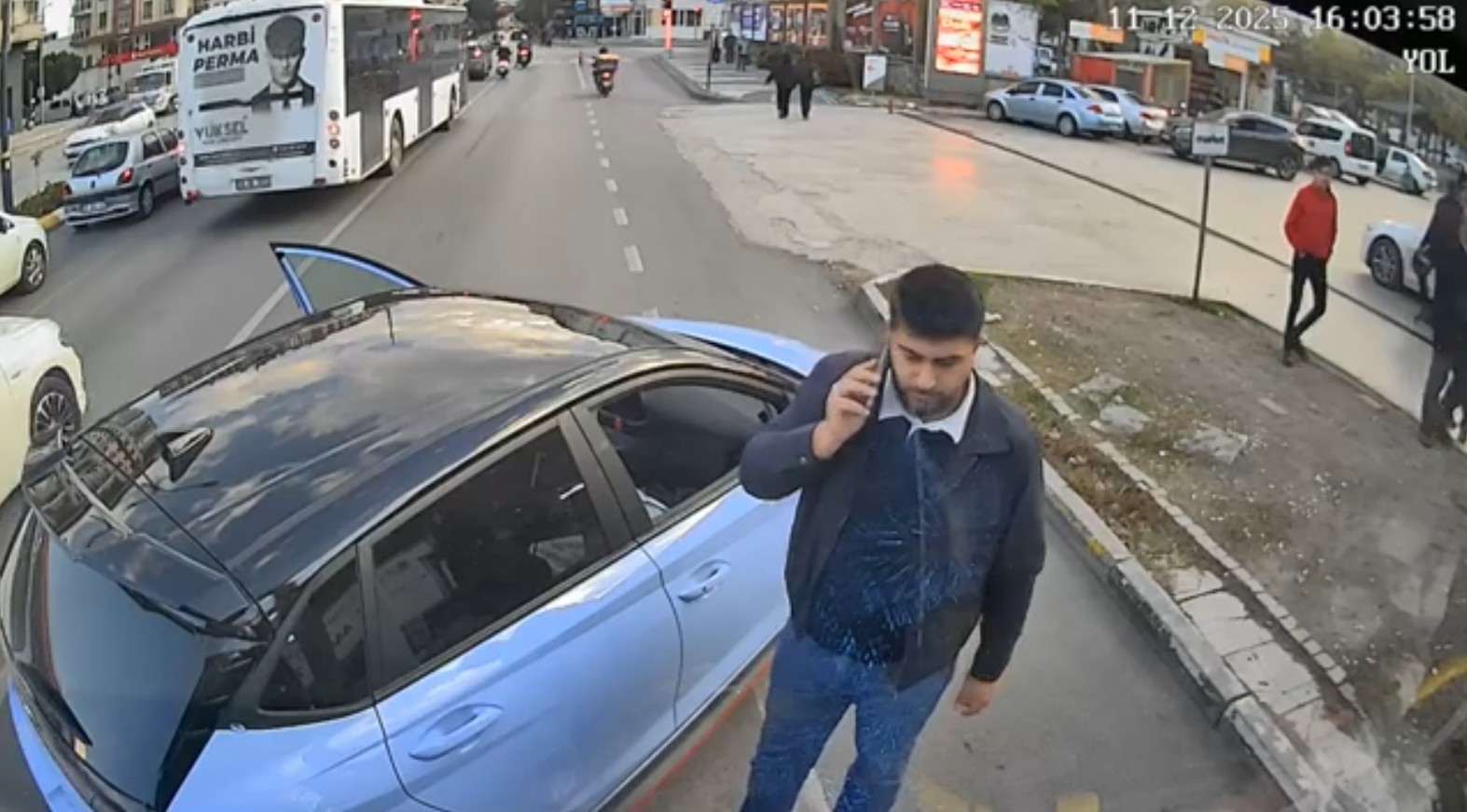 Kadın şoförün kullandığı otobüsün önünü kesen genç, "maganda" ilan edilmesine tepki gösterdi