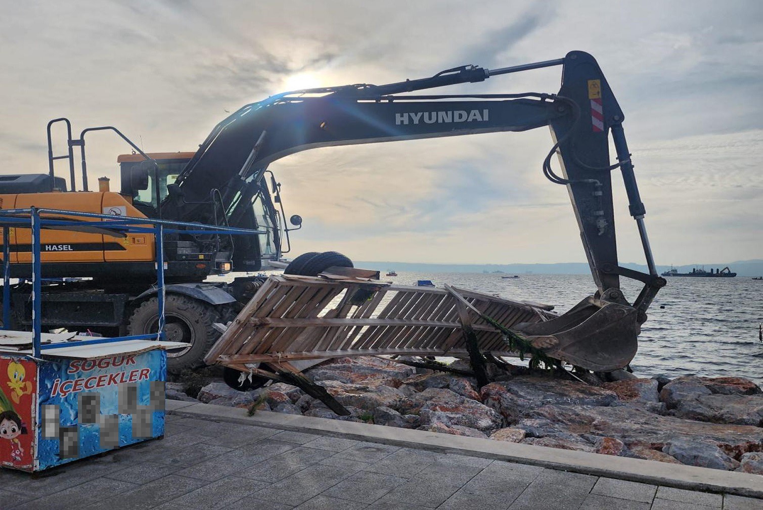 Karşıyaka’daki kaçak iskeleler yıkılıyor