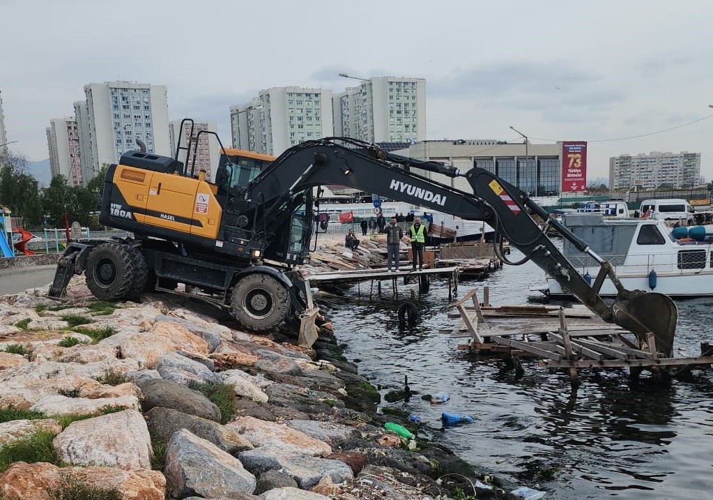 Karşıyaka’daki kaçak iskeleler yıkılıyor