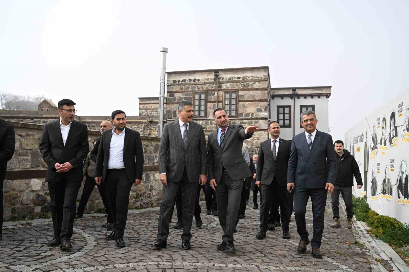 Vali Çiftçi, "Dil ve Edebiyat Konağı"nı inceledi, "Edebiyat Sokağı"nda gezdi