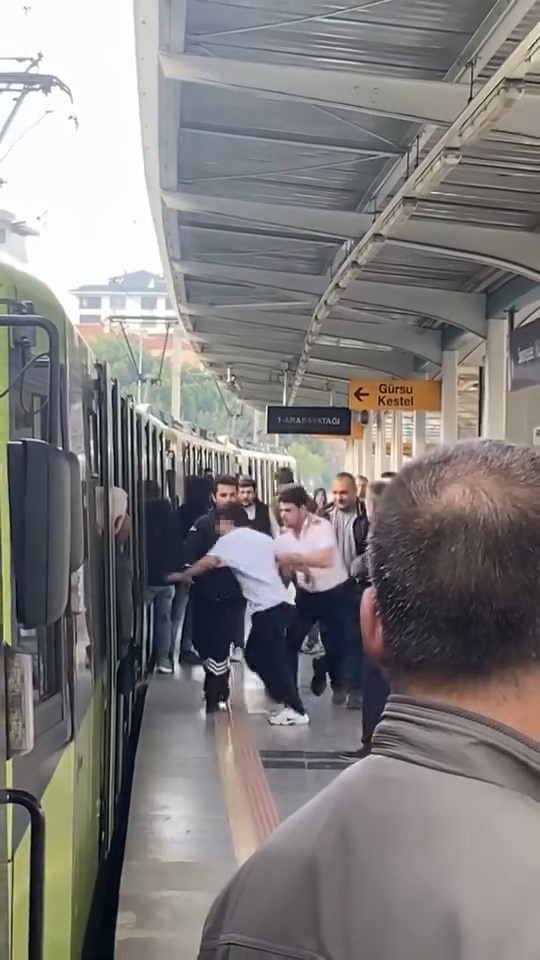 Metroda koltuk tartışması
