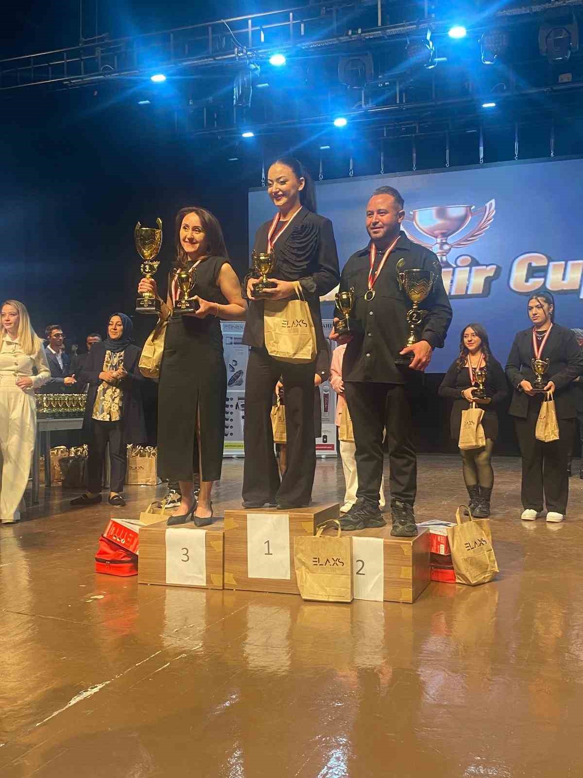 Manisalı kuaf&ouml;rler Uşak&rsquo;tan 3 kupa ile d&ouml;nd&uuml;
