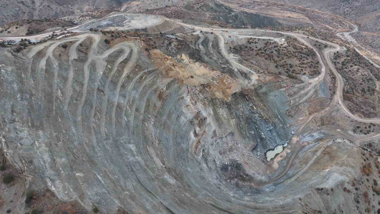 Göçük altında kalan işçiyi arama kurtarma çalışmaları 3’üncü gününde devam ediyor