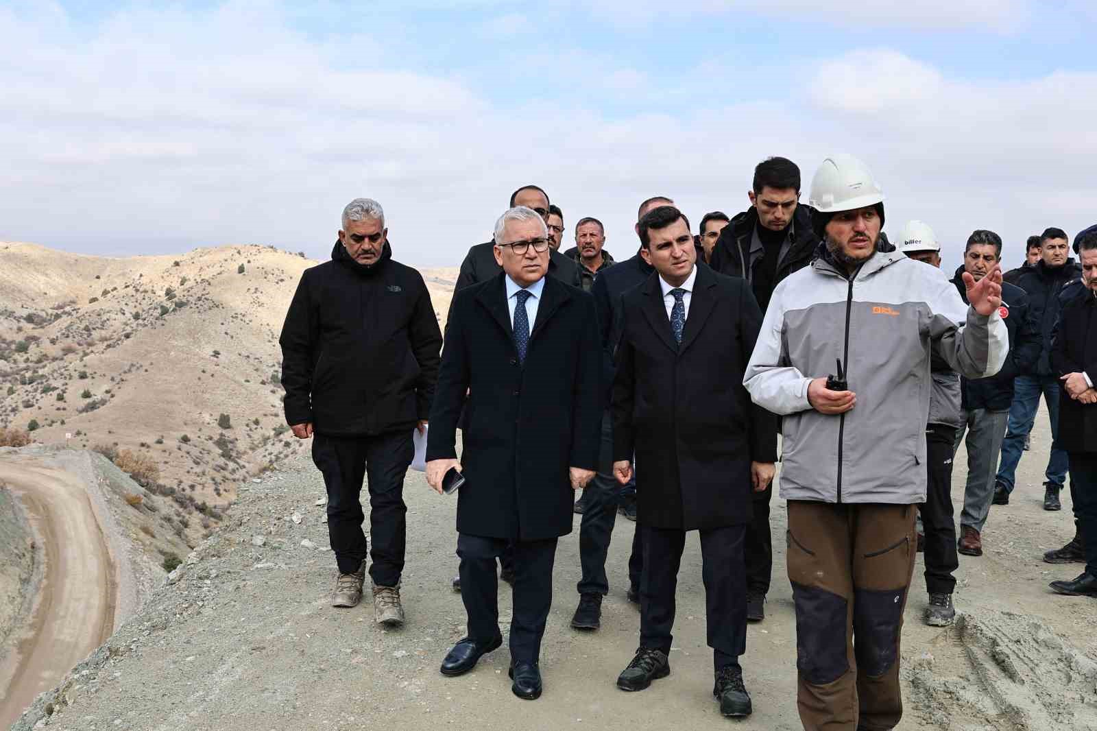 G&ouml;&ccedil;&uuml;k altında kalan iş&ccedil;iyi arama kurtarma &ccedil;alışmaları 3&rsquo;&uuml;nc&uuml; g&uuml;n&uuml;nde devam ediyor
