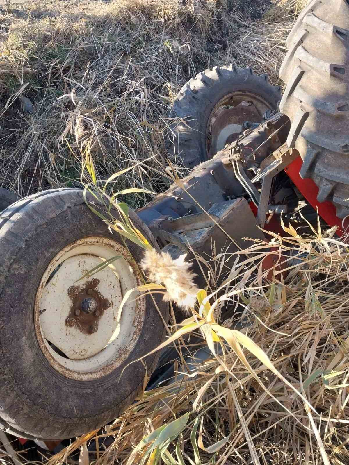 Gaziantep&rsquo;te devrilen trakt&ouml;r&uuml;n s&uuml;r&uuml;c&uuml;s&uuml; hayatını kaybetti
