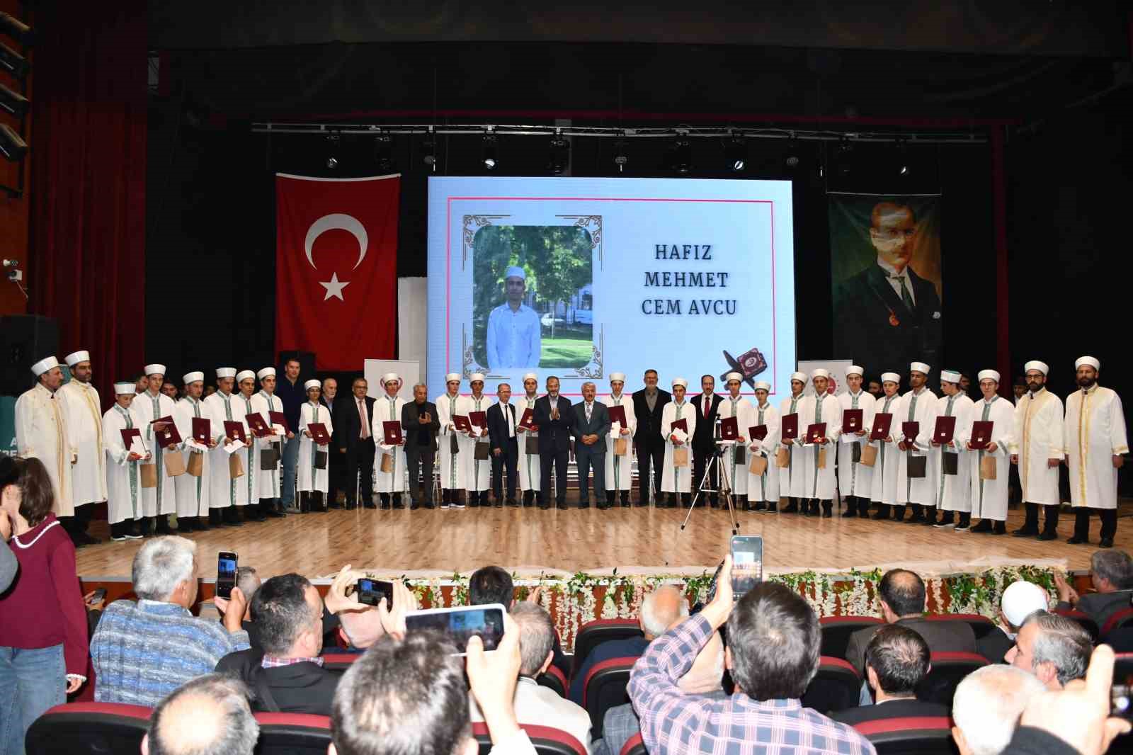 Akşehir&rsquo;de 22 hafız i&ccedil;in icazet merasimi
