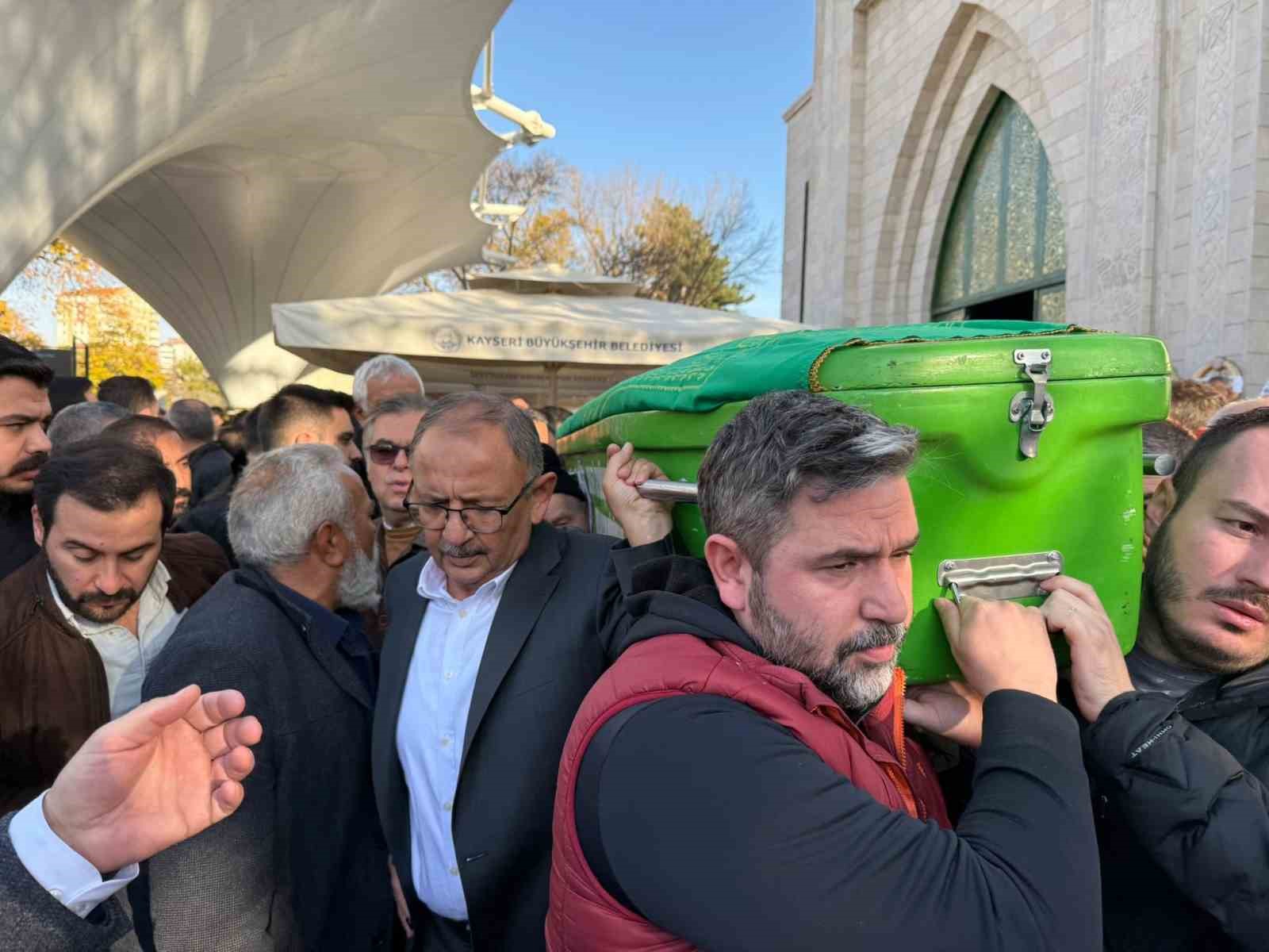 Kayseri’nin tanınan siması Şeref Yaroğlu toprağa verildi