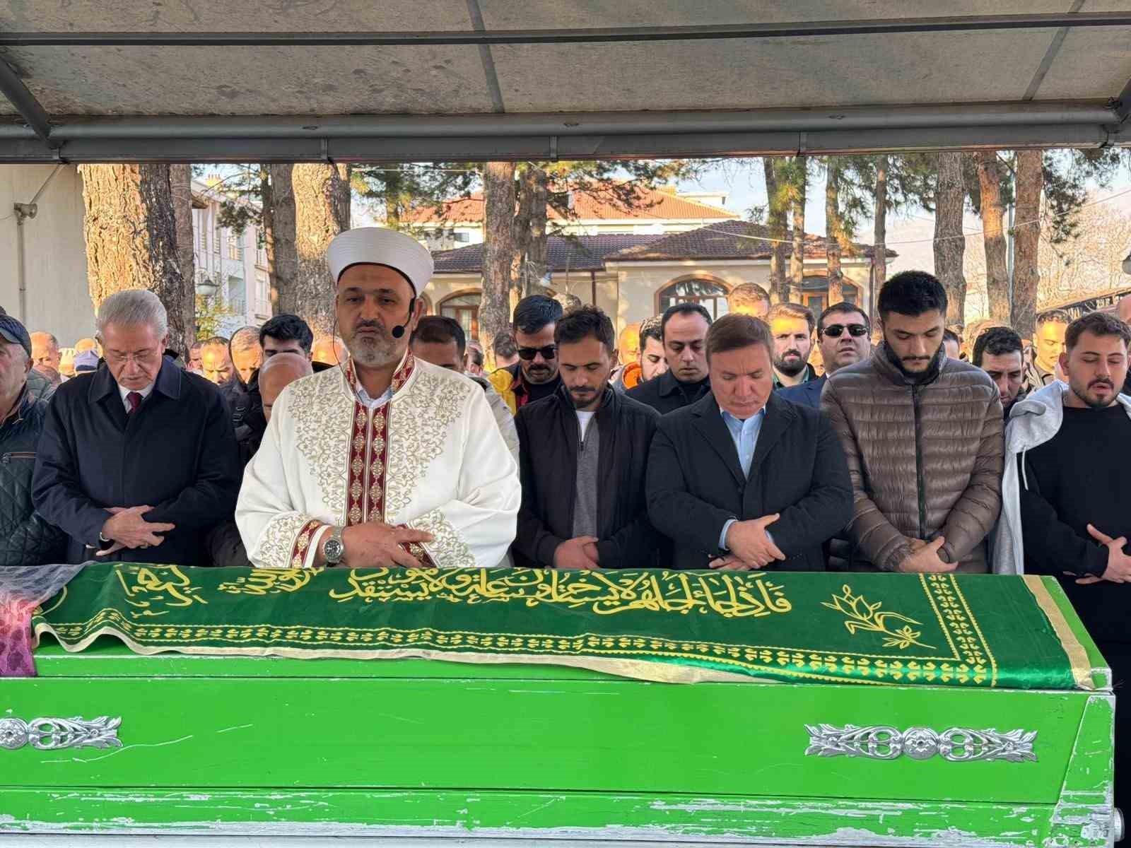 Gazeteci Çetinkaya’nın eşi Esra Çetinkaya son yolculuğuna uğurlandı