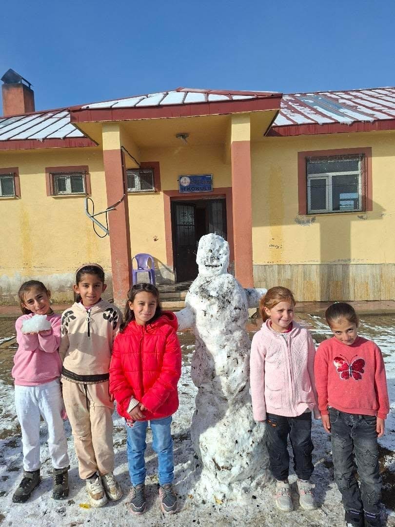 Ağrı’da öğrenciler yılın ilk kardan adamını yaptı