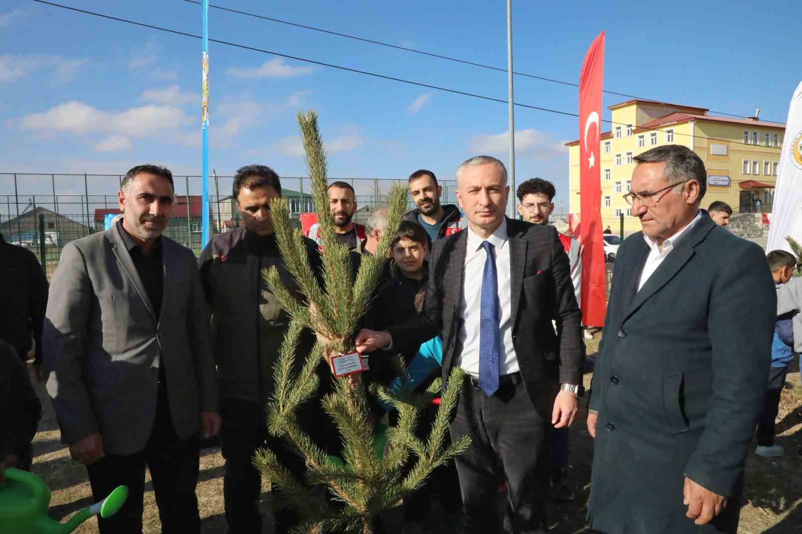 Ağrı’da "Türkiye Yeşeriyor, Gazze Güçleniyor" projesi kapsamında fidanlar toprakla buluşturuldu