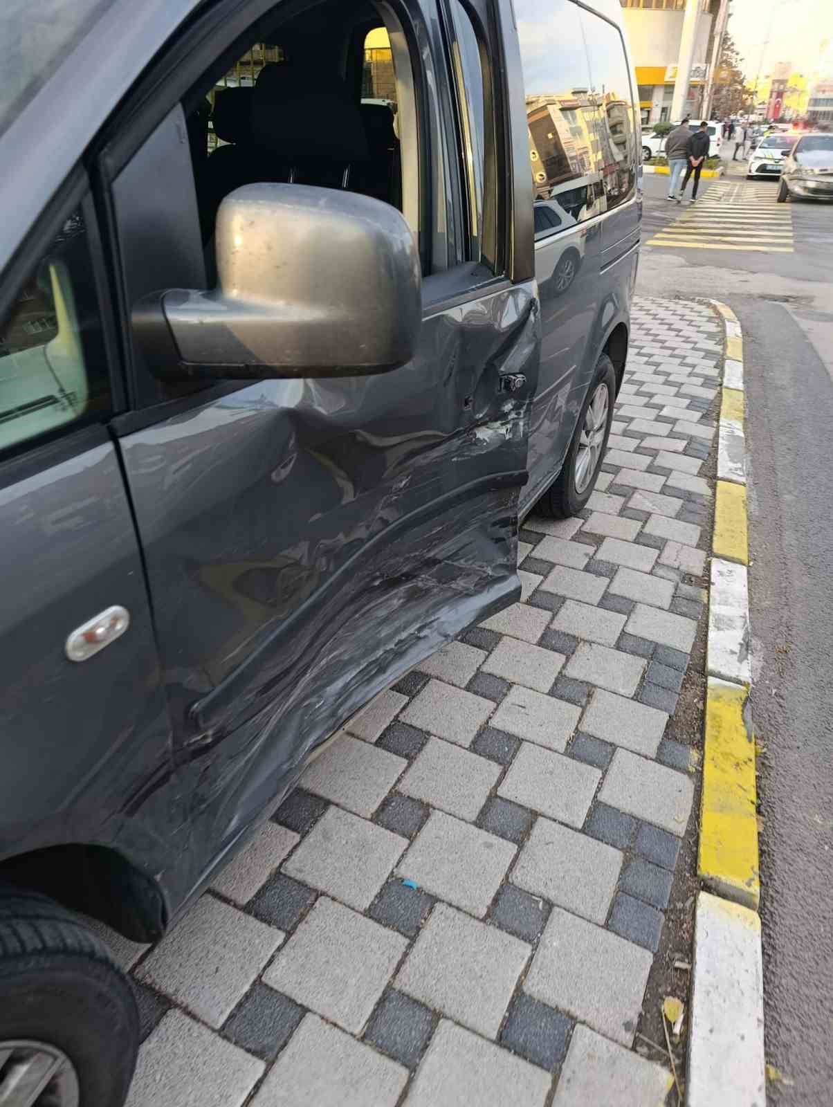 Kazada savrulan araç kaldırımdaki yayaya çarptı: 1 ağır yaralı