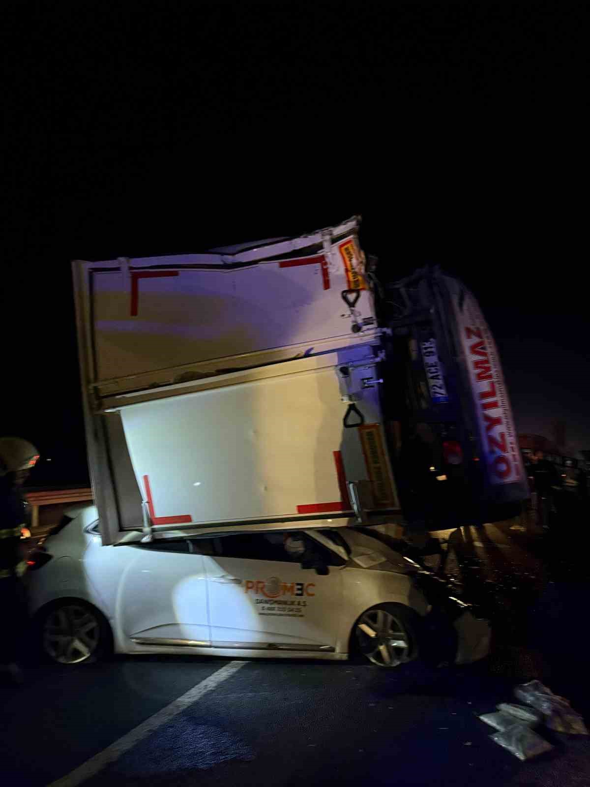 Diyarbakır&rsquo;ın Bismil il&ccedil;esinde meydana gelen zincirleme trafik kazasında &ouml;l&uuml; ve yaralıların olduğu bildirildi. Olay yerine polis, jandarma, itfaiye ve sağlık ekipleri sevk edildi.
