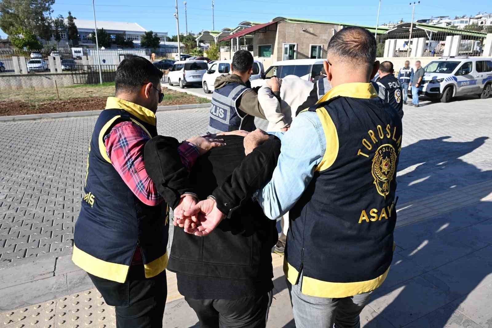 Taksiciyi darp edip bı&ccedil;aklayan zanlılardan 2&rsquo;si tutuklandı
