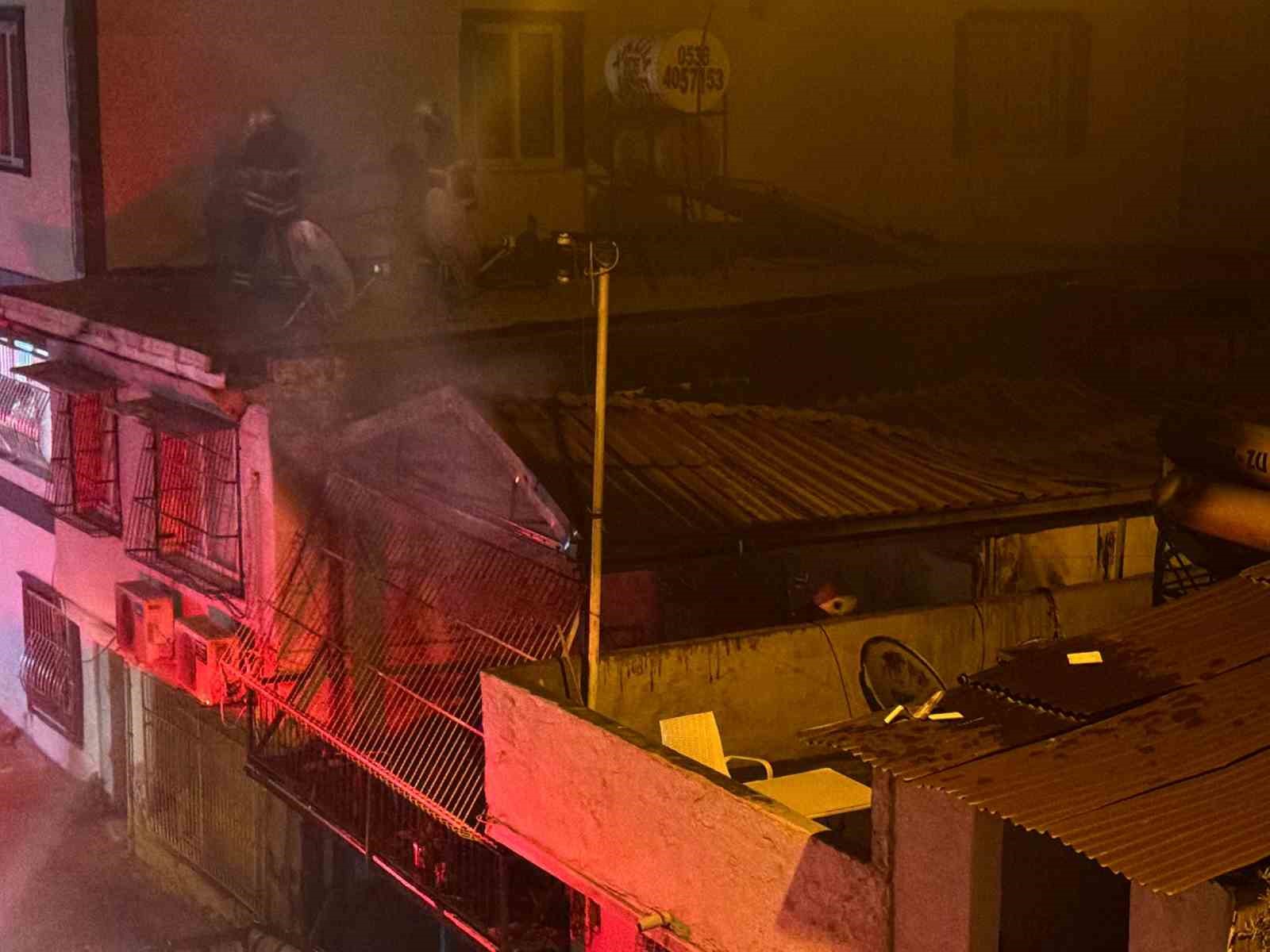 Adana’da müstakil ev alev alev yandı