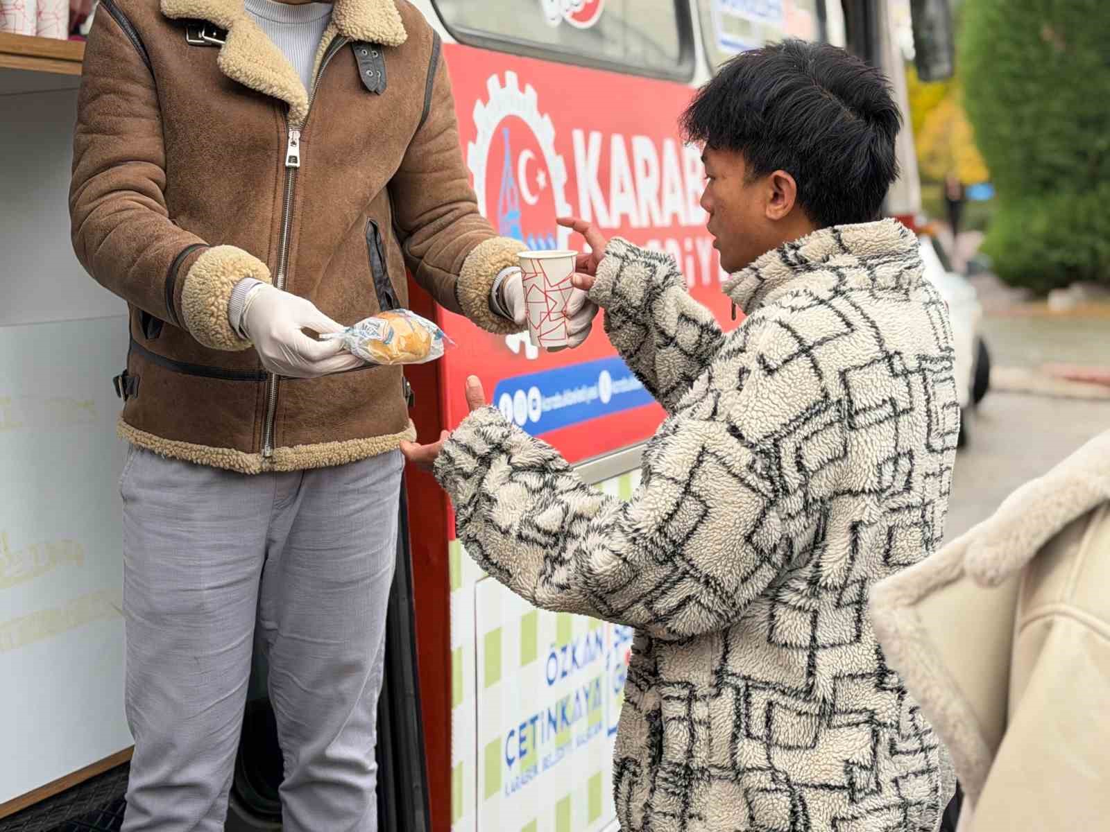 Soğuk sabahlar belediyenin çorba ikramıyla ısınıyor