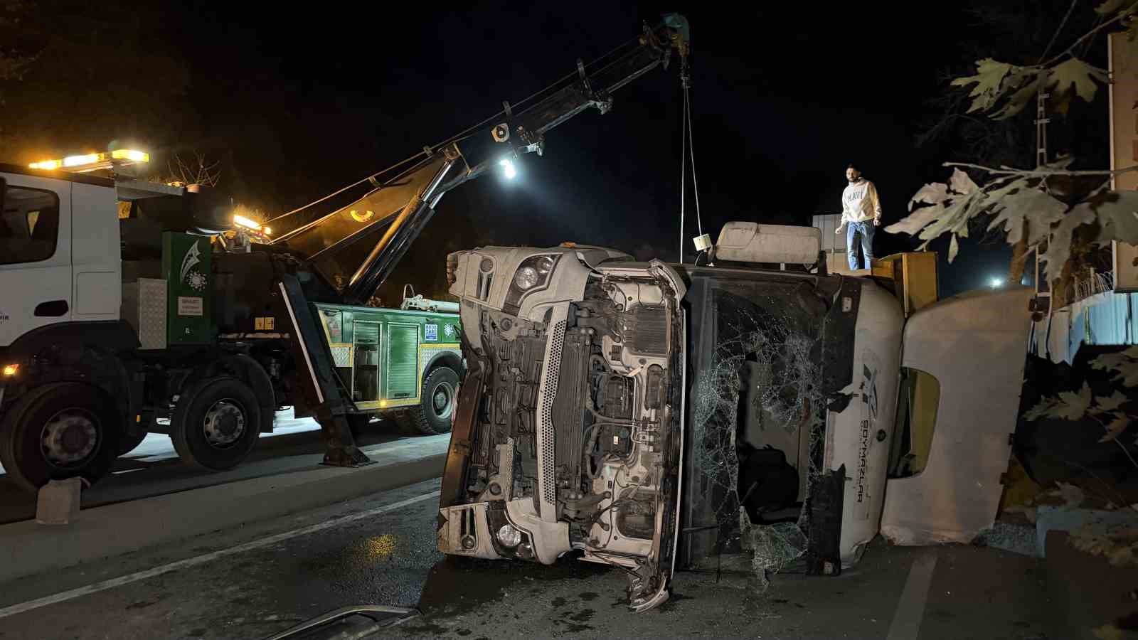 Eyüpsultan’da kontrolden çıkan hafriyat kamyonu yan yattı. 1 yaralı