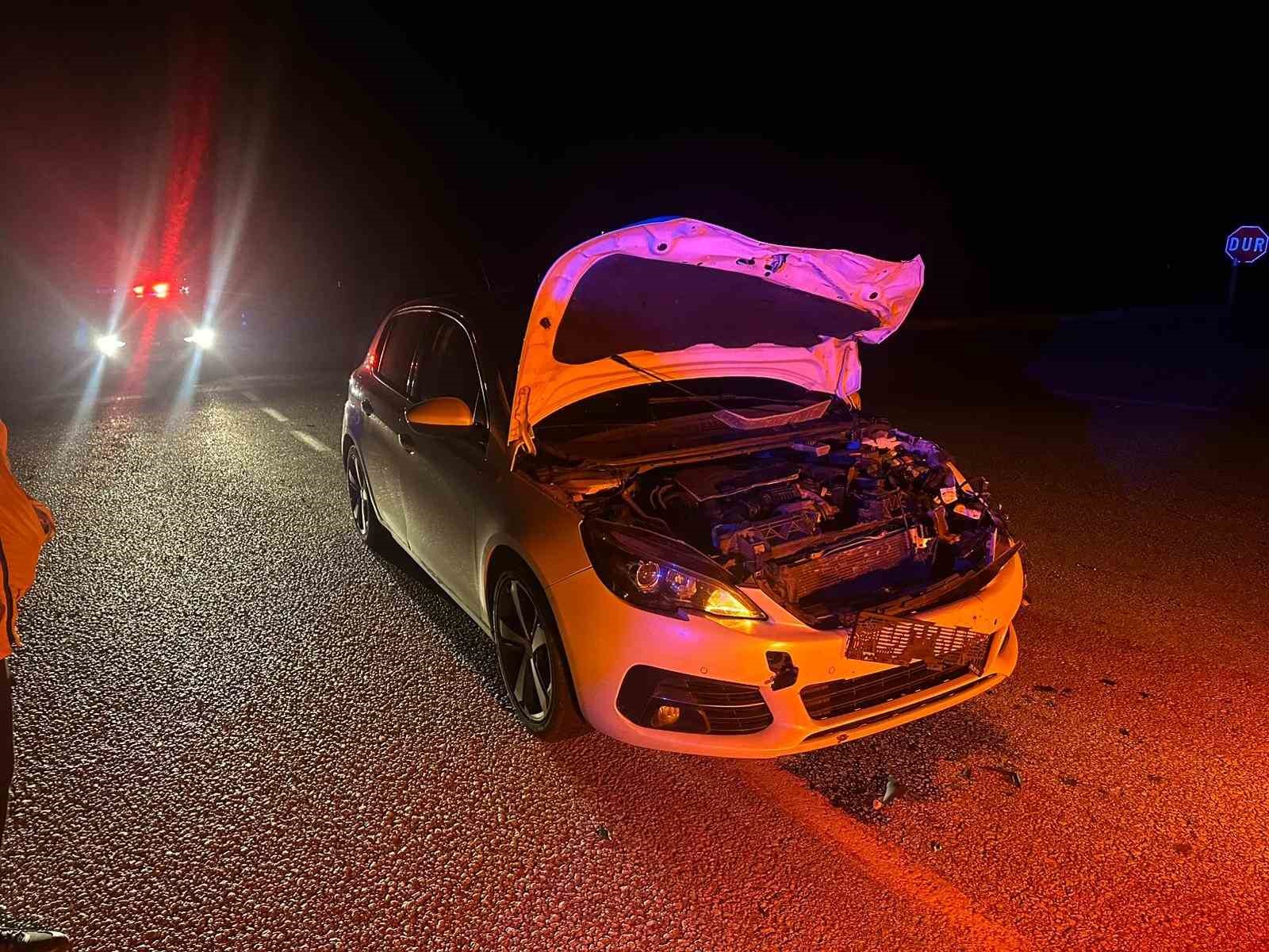 Çorum’da otomobil yola çıkan danaya çarptı: 2 yaralı