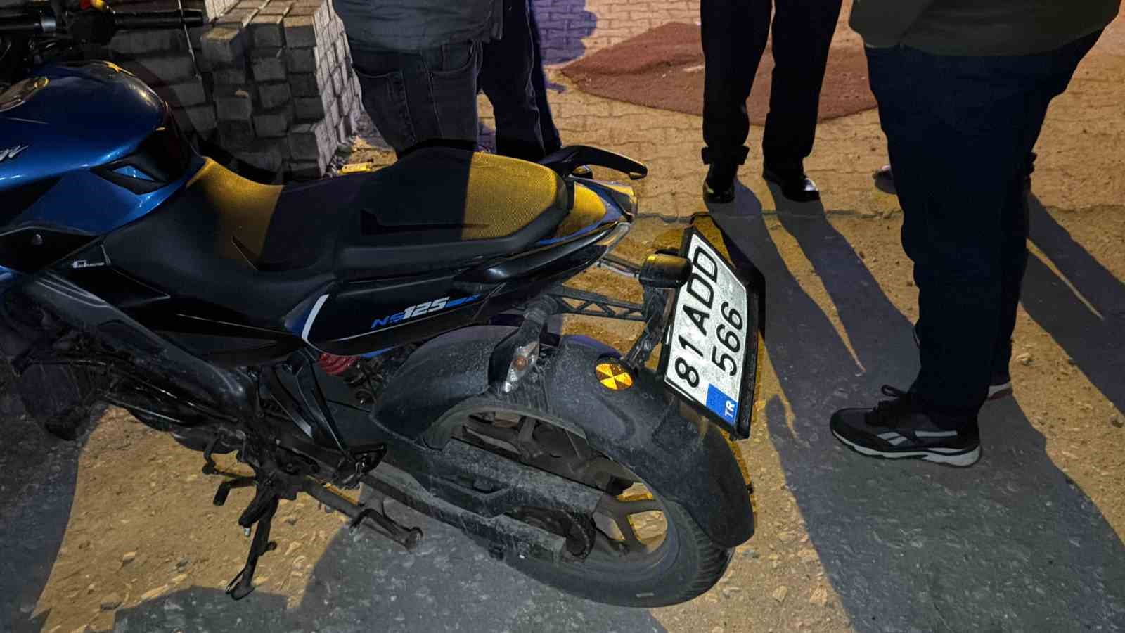 Motosiklet, yolun karşısına geçmeye çalışan adama çarptı: 3 yaralı
