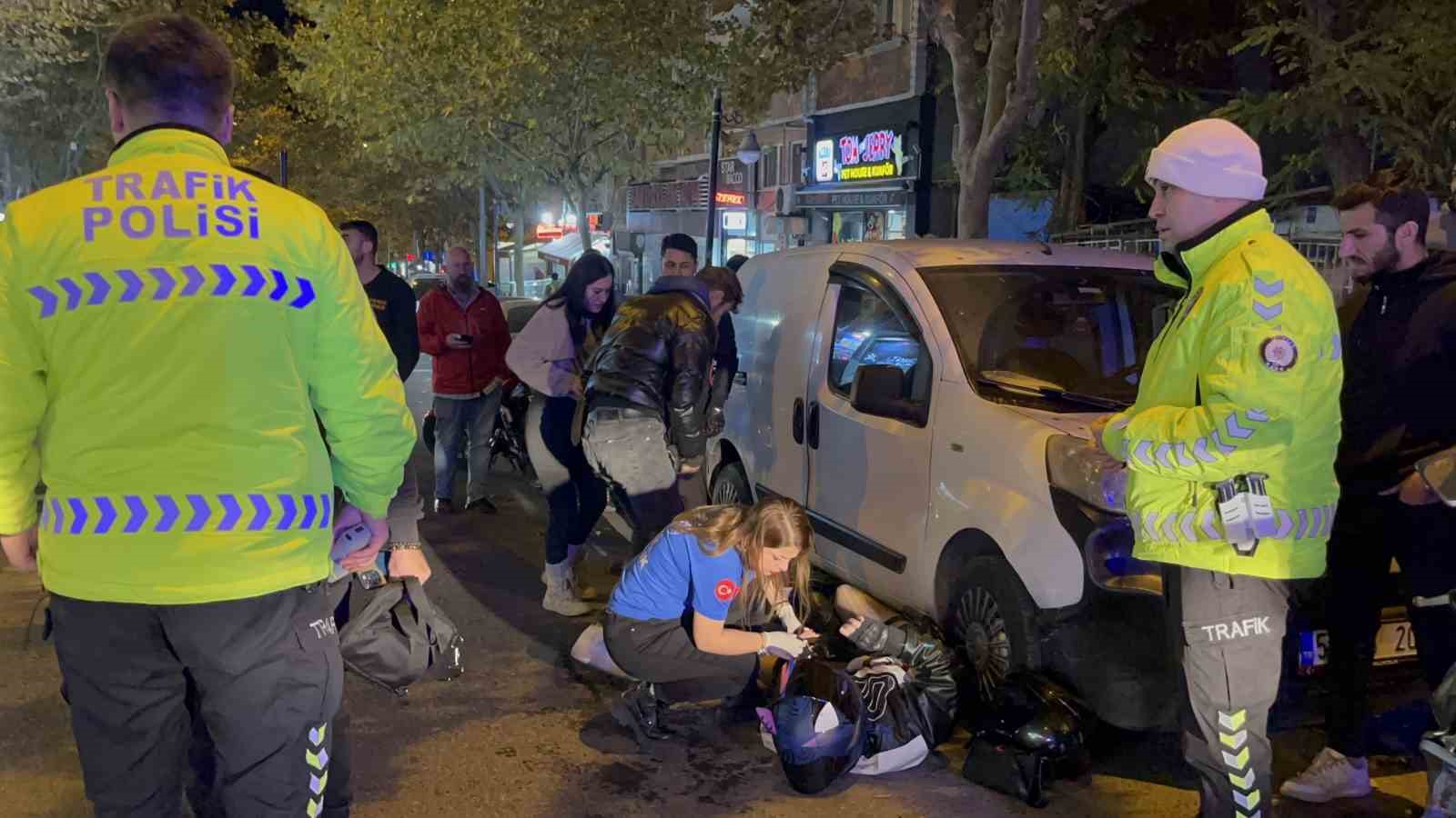 Kazaya karışan motosikletliye bakarken kaza yaptı
