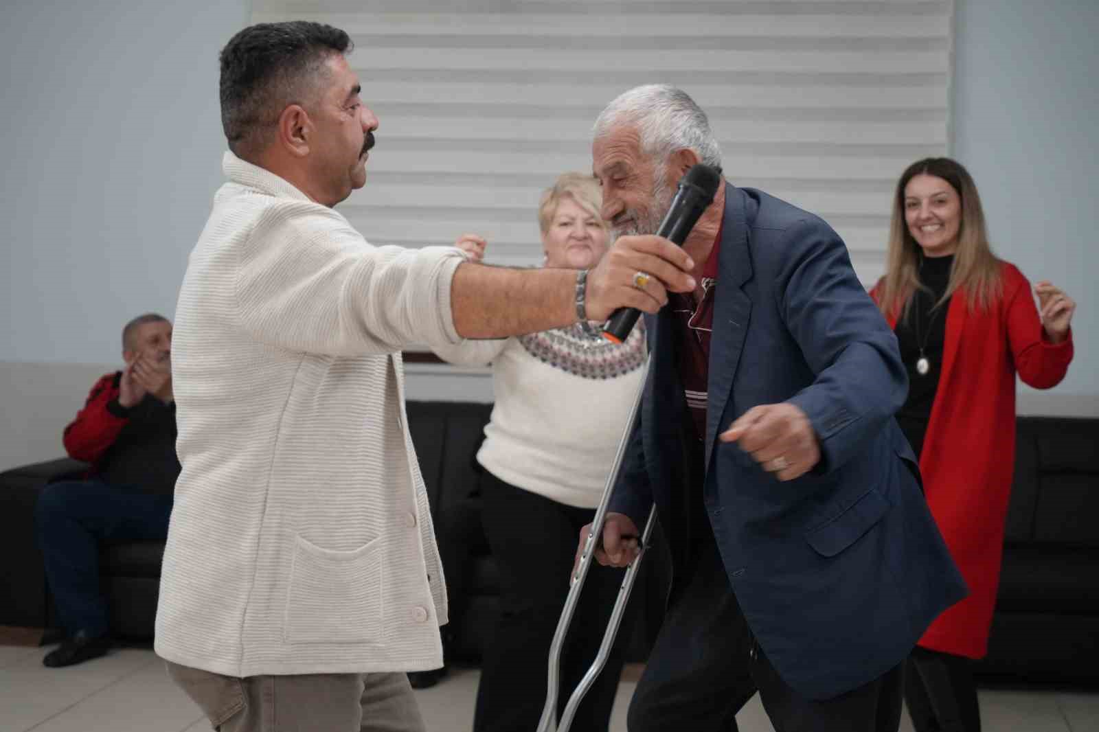 Hem kaynaştılar hem eğlendiler: Huzurevi sakinleri Bayburt’ta keyifli bir gün geçirdi