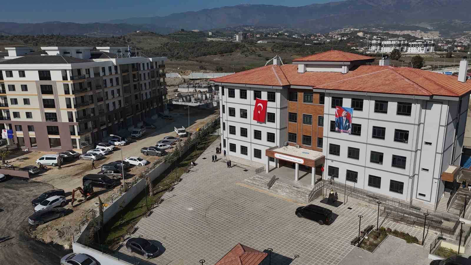 İş Bankası’ndan depremin yaralarının sarıldığı Hatay’a eğitim desteği