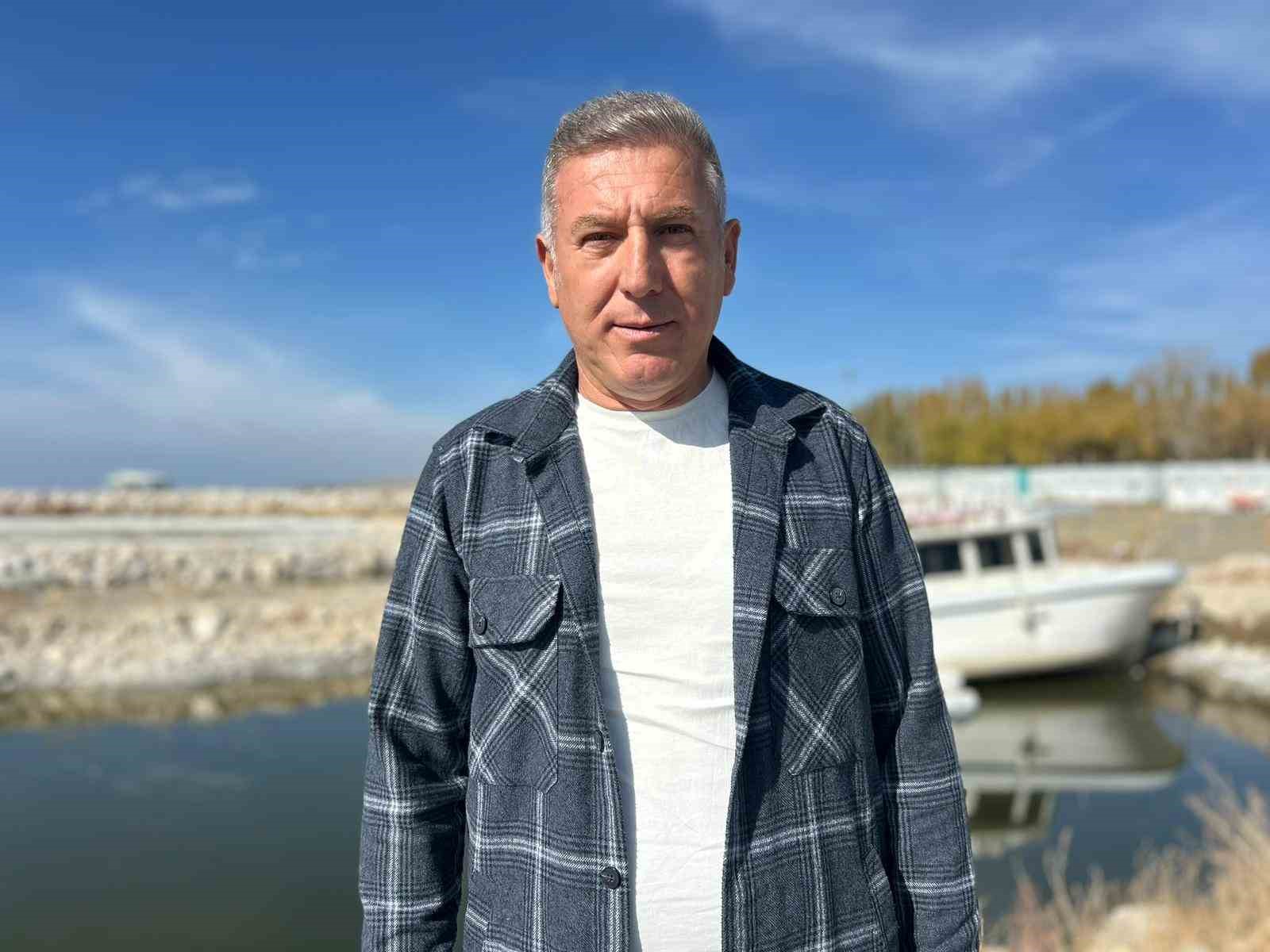 Van G&ouml;l&uuml; &ccedil;ekilince balık&ccedil;ı limanları karaya d&ouml;nd&uuml;
