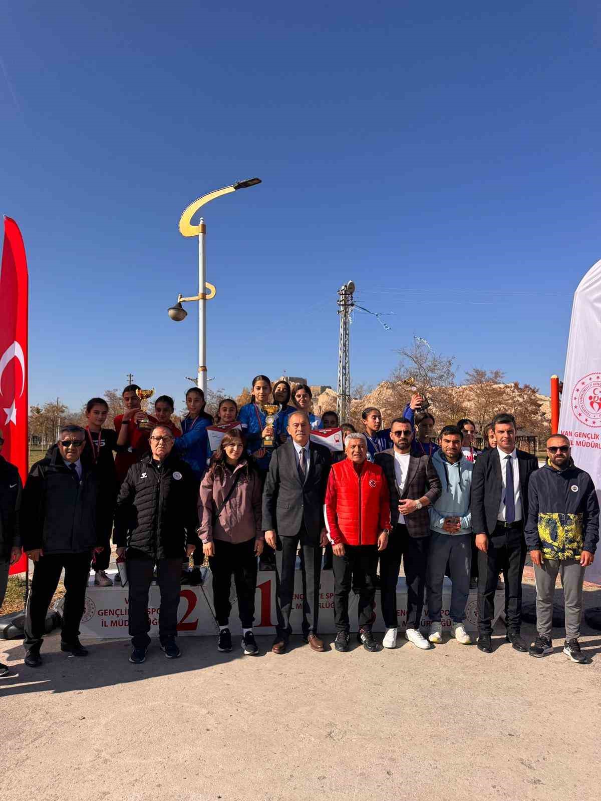 Cumhuriyet Ortaokulundan &ccedil;ifte başarı
